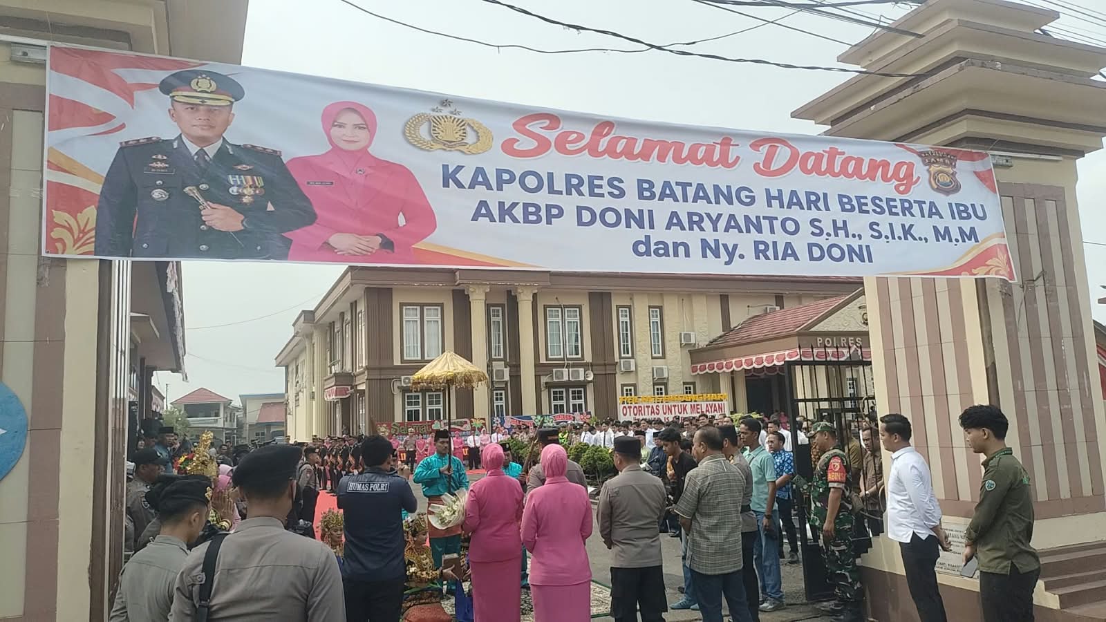Kapolres Batang Hari AKBP Doni Aryanto Diwarnai Pedang Pora dan Tari Sekapur Sirih